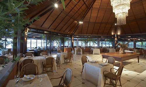 O café da manhã do Nannai Beach Resort é composto por um buffet repleto de frutas tropicais, deliciosos itens de pâtisserie e tradicionais pratos regionais.