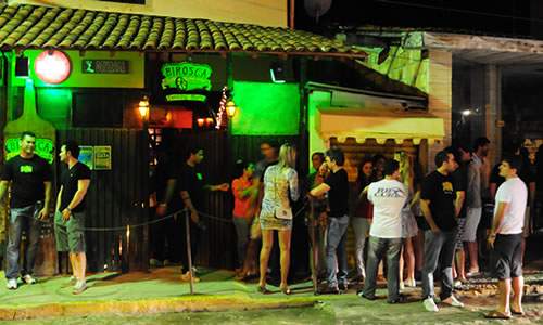 Nas noites de Porto de Galinhas o bar e boate birosca da cachaça garante a diversão dos turistas